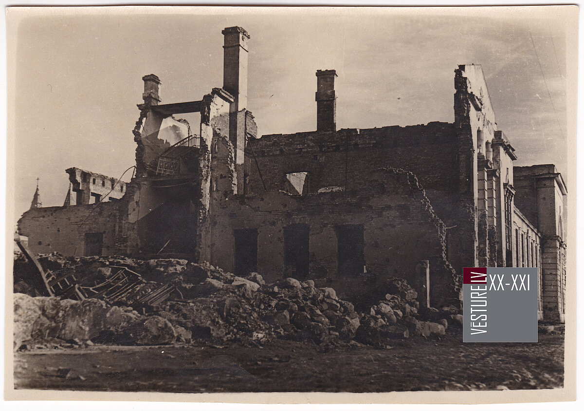Padomju tālās darbības aviācijas triecienos sagrautā Rēzeknes Tautas pils. 1944. gada aprīlis. Foto: Latvijas Kara muzejs.