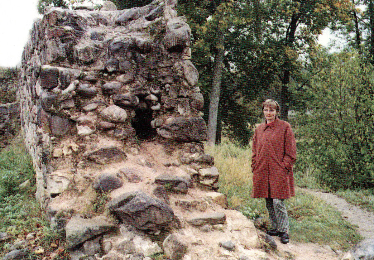 Ieva Ose pie Āraišu mūra pils (A. Caunes foto 1998. gadā)