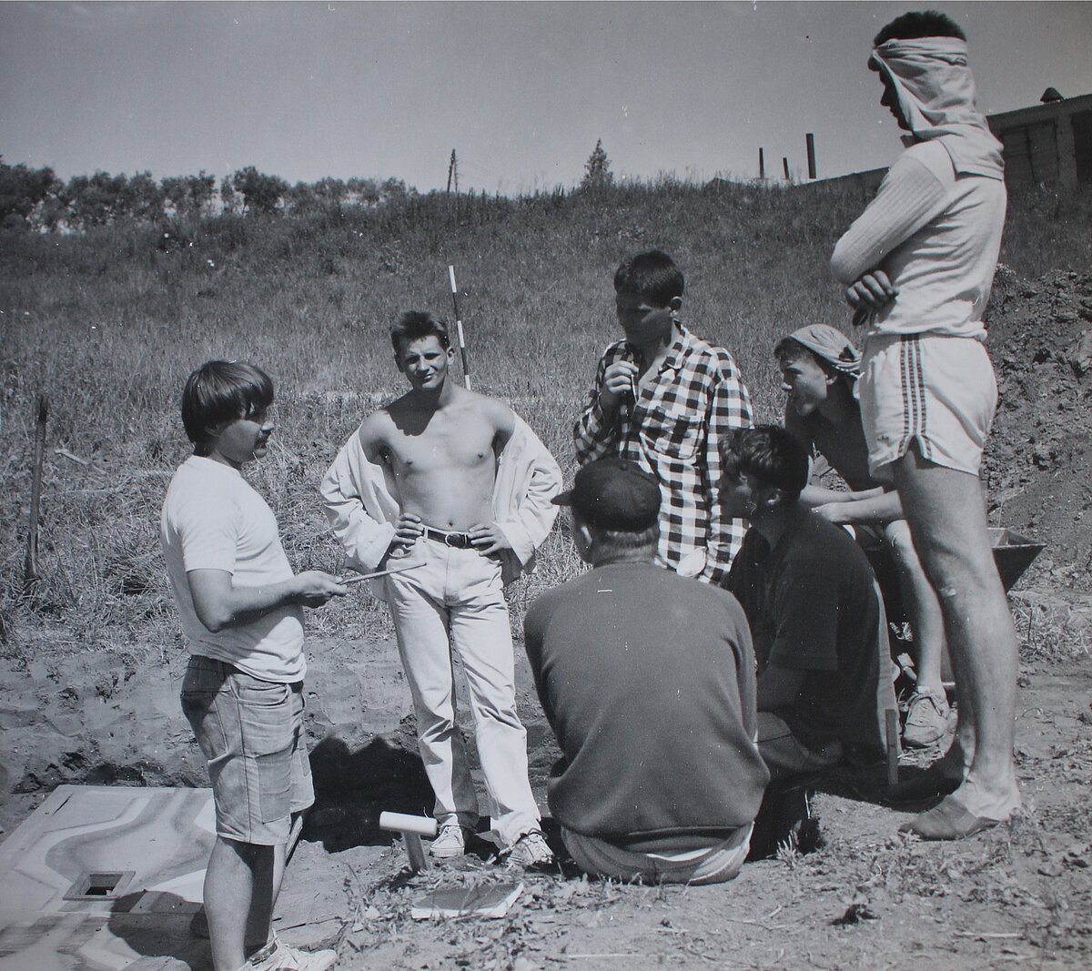 Guntis Gerhards Čunkānu-Dreņģeru kapulauka izrakumos instruē praktikantus, 1994. g.