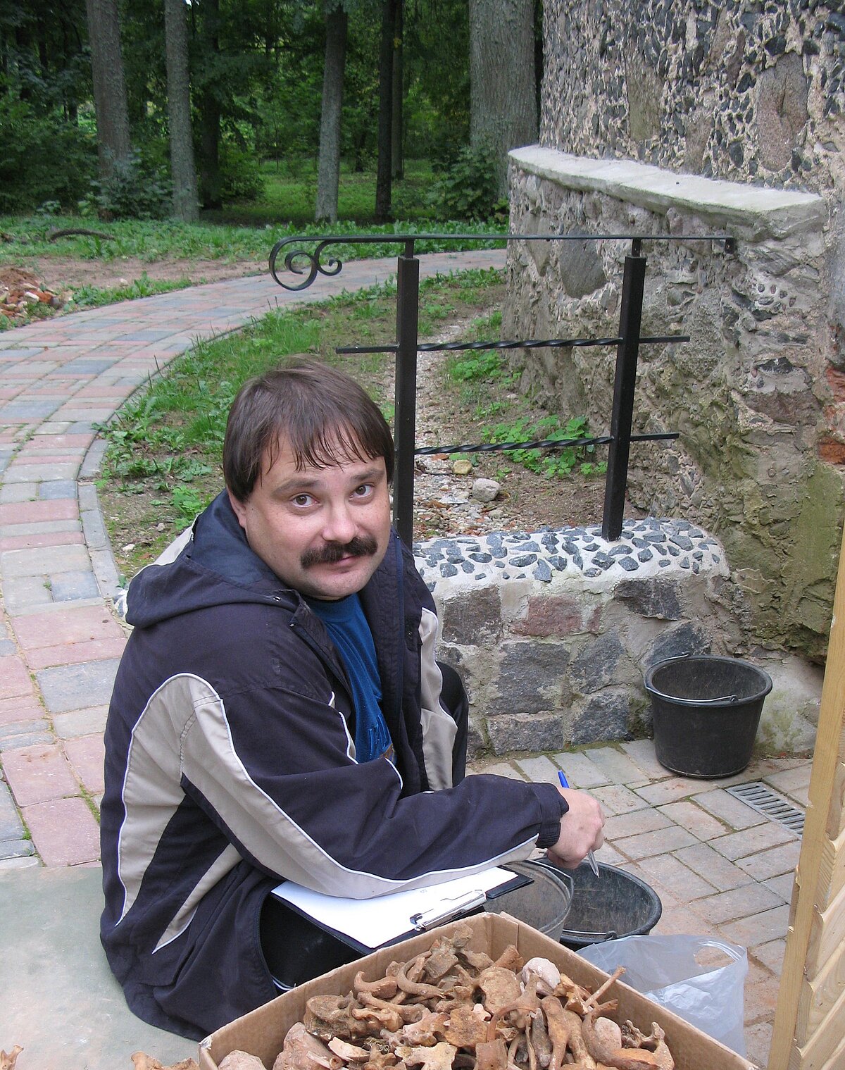 Guntis Gerhards veic skeltkaulu izpēti Preiļu kapelas izrakumos, 2008. g.