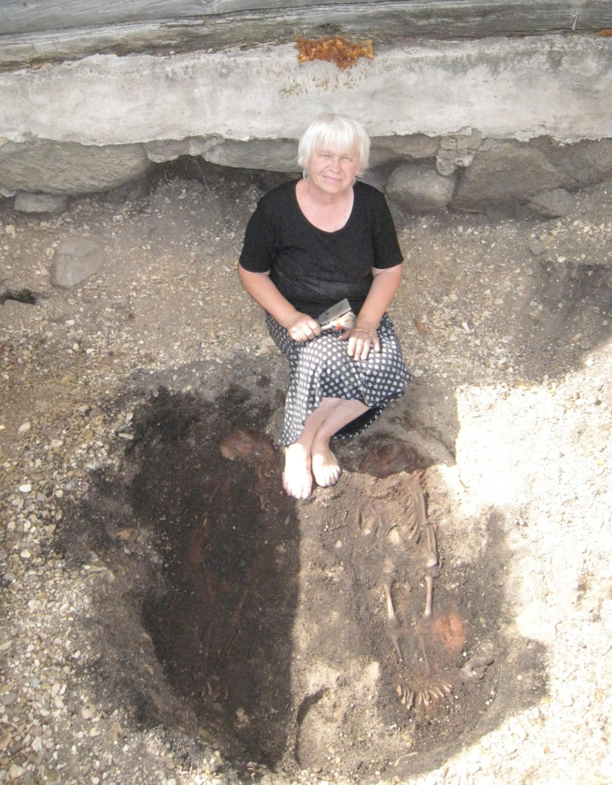 I. Zagorska pie atsegtā dubultapbedījuma Zvejnieku kapulaukā 2008. gadā